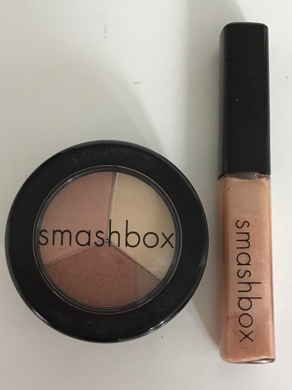 Smashbox Eye shadow trio in All access 2.6g + Illume lip gloss deluxe size